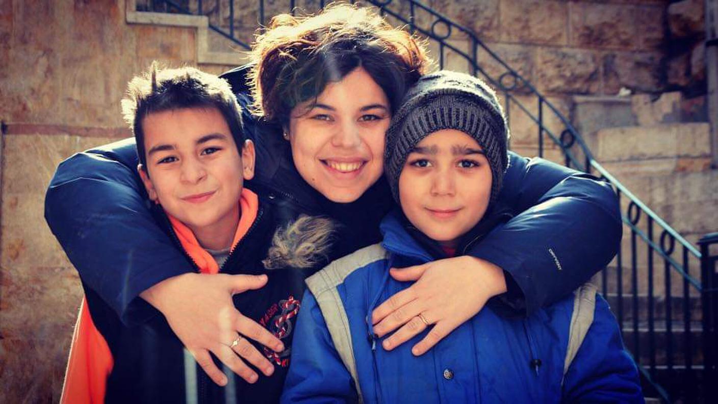Maria Acqua Simi insieme a due bambini di Aleppo