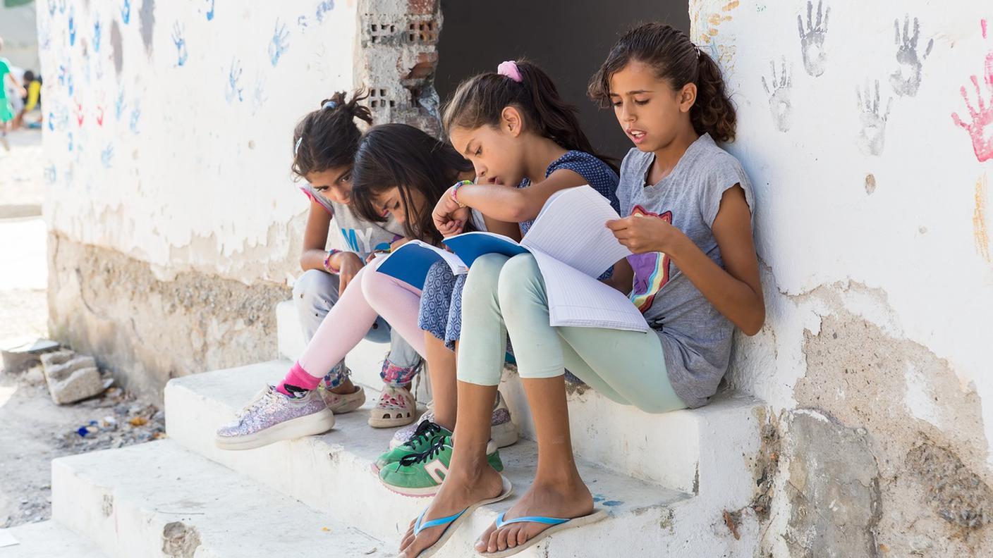 La biblioteca che va dai bambini nei campi profughi e nelle periferie disagiate