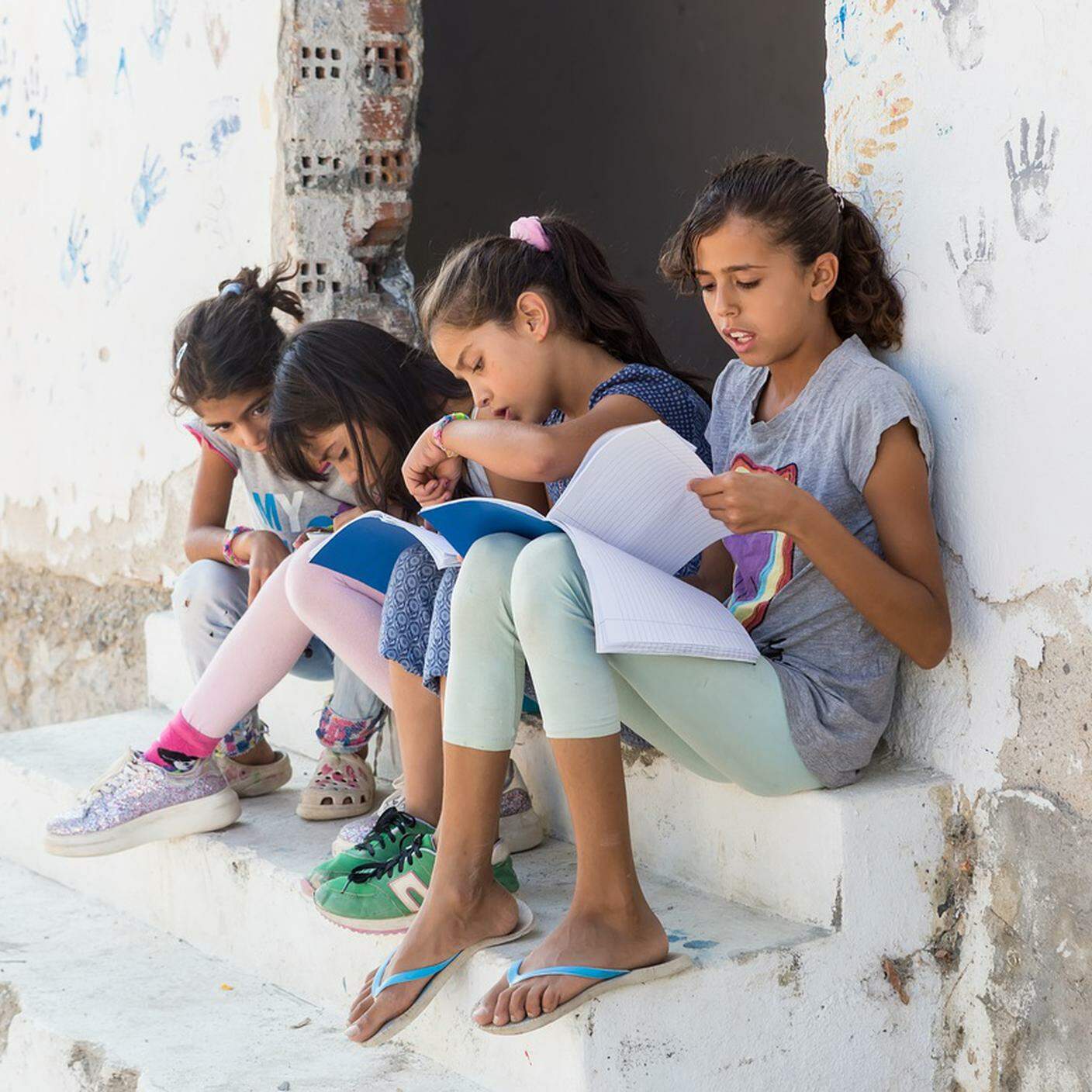 La biblioteca che va dai bambini nei campi profughi e nelle periferie disagiate