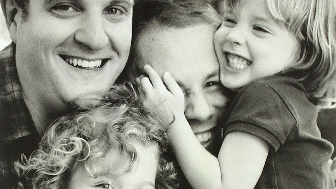 Claudio Rossi Marcelli, particolare della sovraccoperta di Hallo Daddy, storie di due uomini, due culle e una famiglia felice