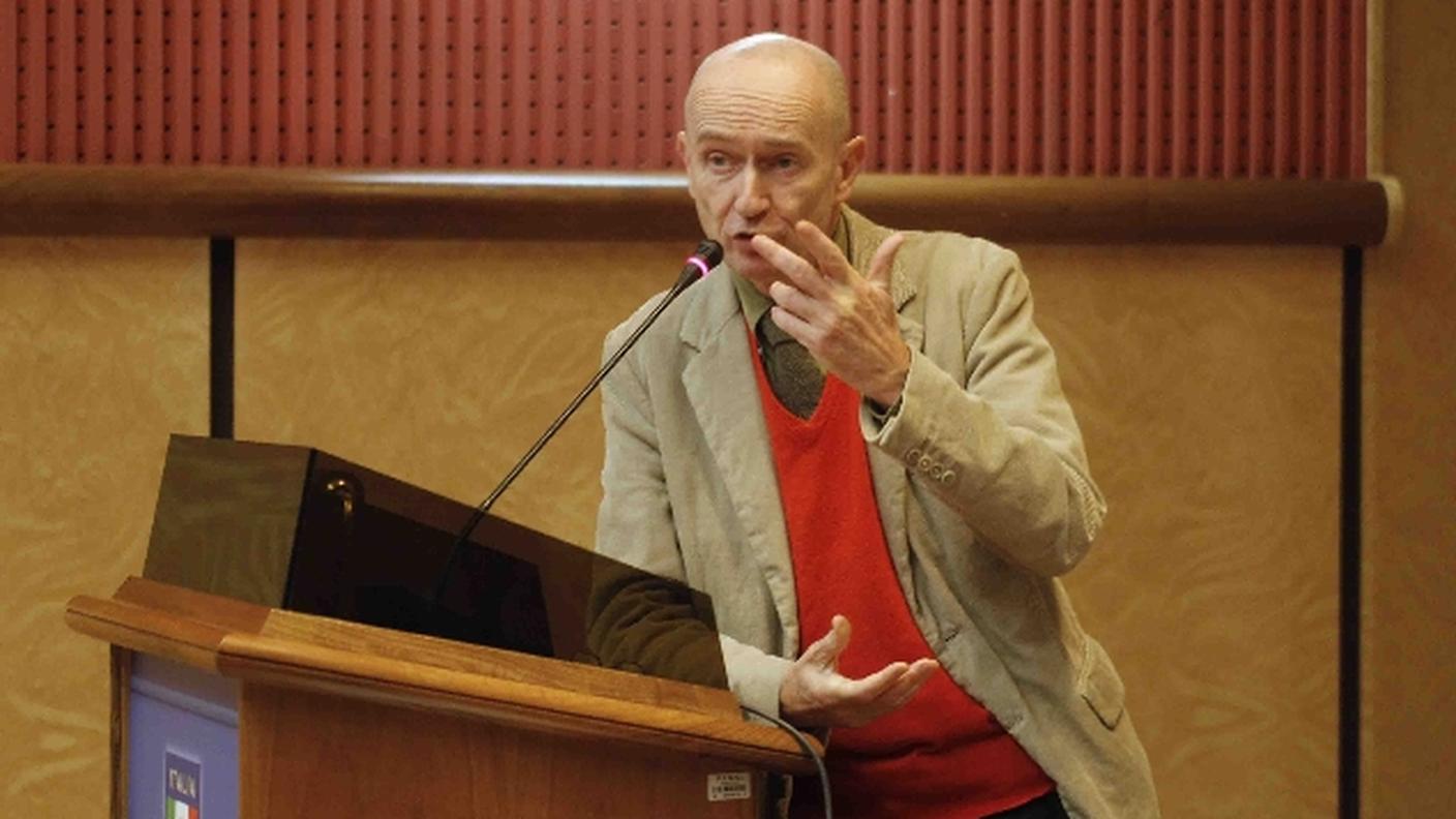 Felice Accame, docente di Comunicazione, durante la lezione