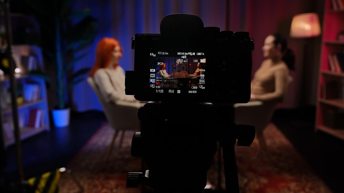 donne intervistate in uno studio