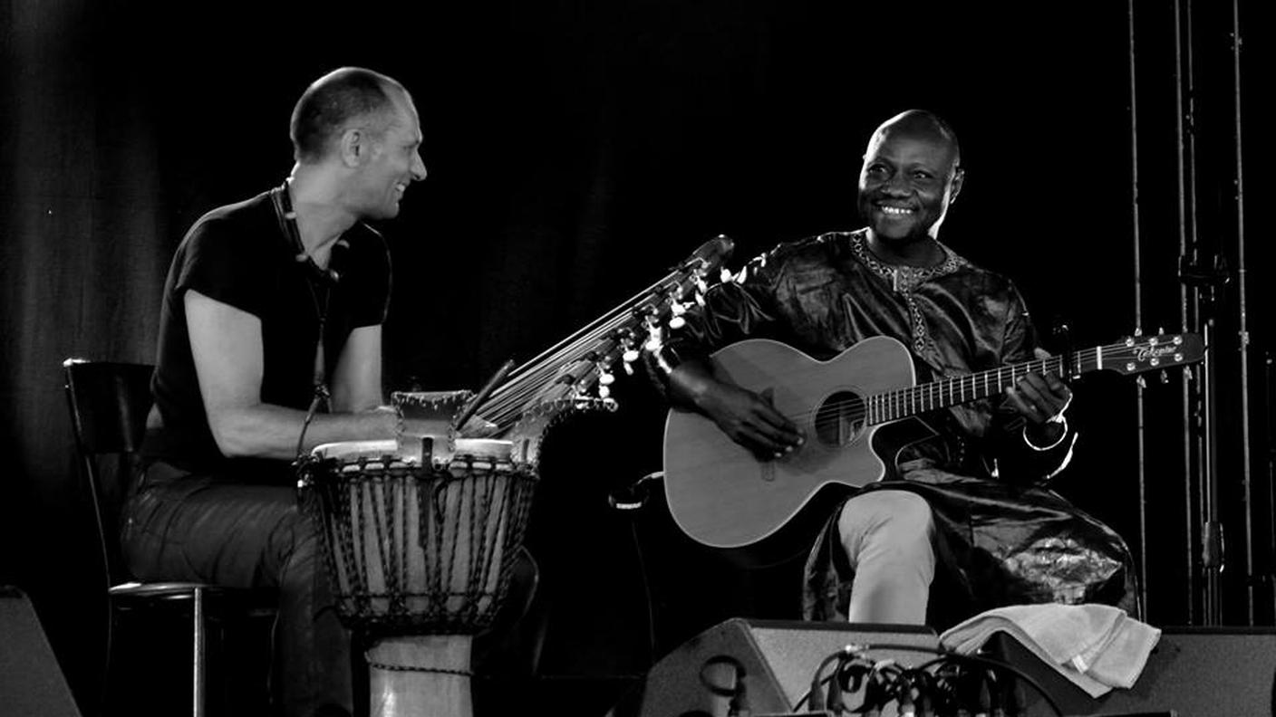 Kala Jula, Samba Diabaté (chitarra e jeli n’goni) e Vincent Zanetti (chitarra, zena e djembé)