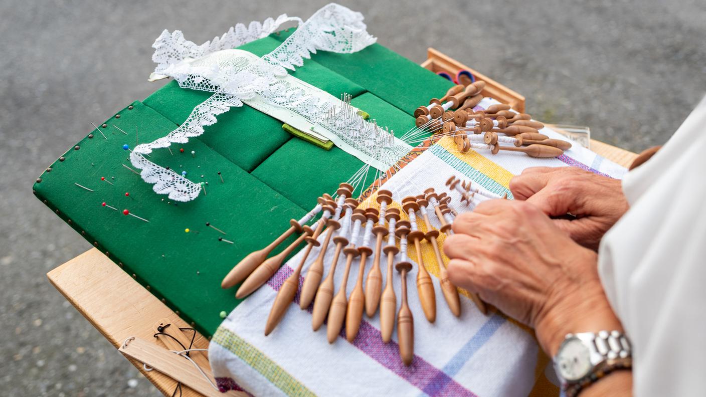 iStock donna, ricamo, ago e filo, cucire 