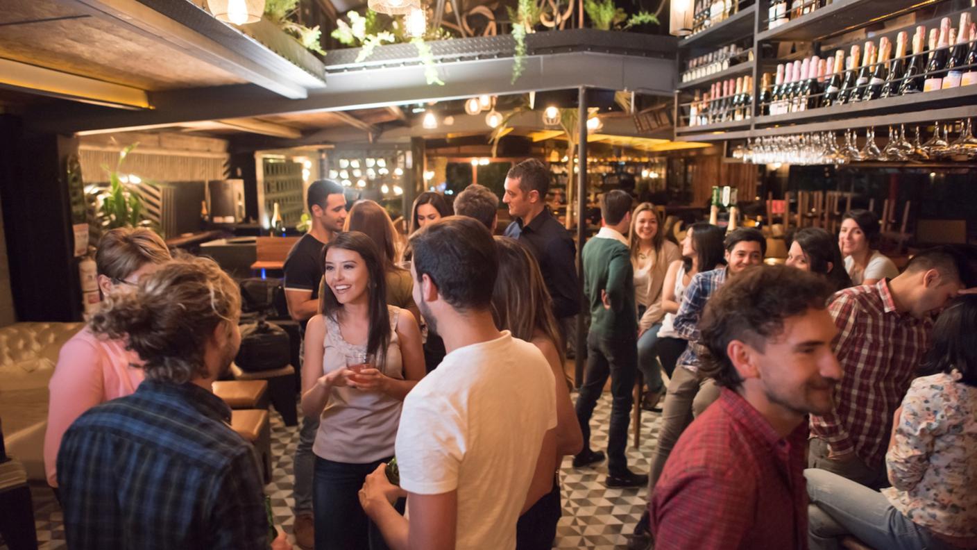 iStock-Bar - Locale per bevande, Persone, Pub, Ritrovo sociale, Ristorante