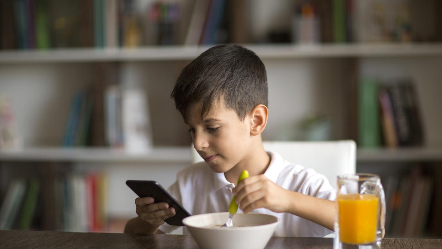iStock-Schermo a tavola bambini, cibo, smartphone