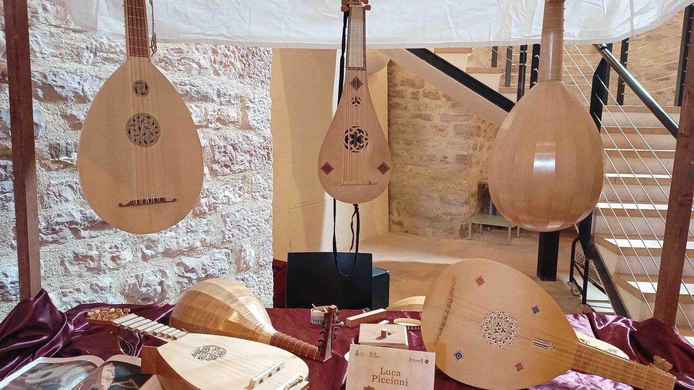 DeMusicaAssisi 2024 - Mostra mercato di liuteria nel Palazzo Monte Frumentario (foto di Paolo Scarnecchia)