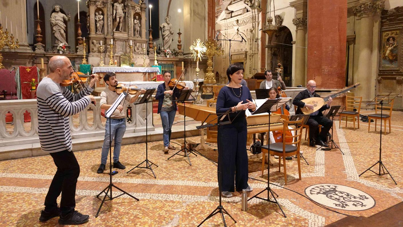 24.10.25_LARECENSIONE La Compagnia de Violini durante la prova (Basilica di Santa Maria de Servi - Bologna) © Paolo Scarnecchia.JPG