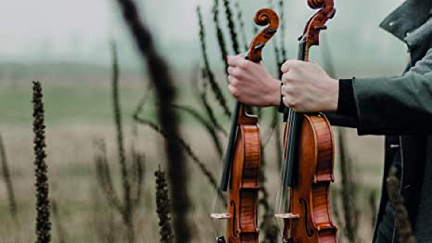 "2 violins" di Claudio Mondini e Anna Pecora; Stradivarius (dettaglio copertina) 