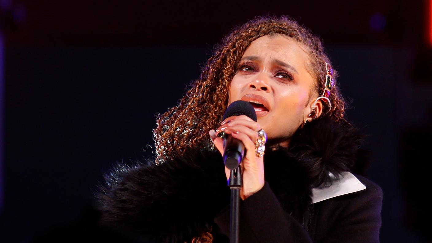Andra Day interpreta Billie Holiday in esibizione a Times Square, 31 dicembre 2020