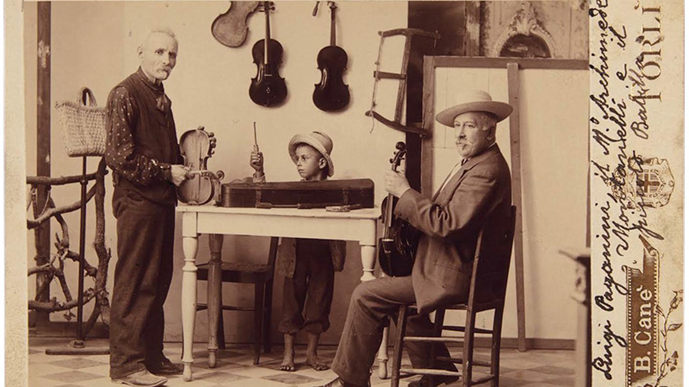 Il liutaio Luigi Paganini con Archimede Montanelli e il piccolo Balilla