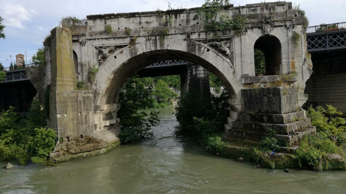 Il celebre ponte rotto, dall’isola Tiberina