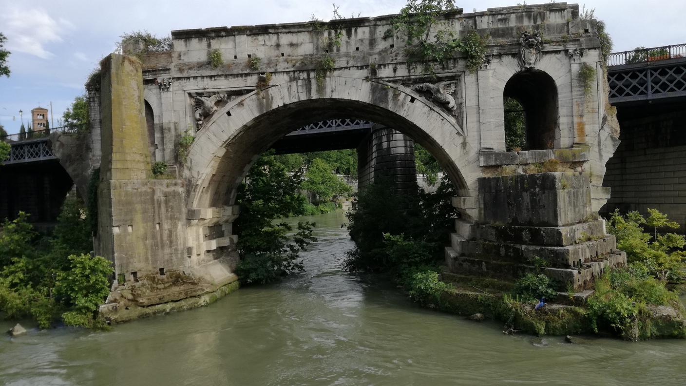 Il celebre ponte rotto, dall’isola Tiberina