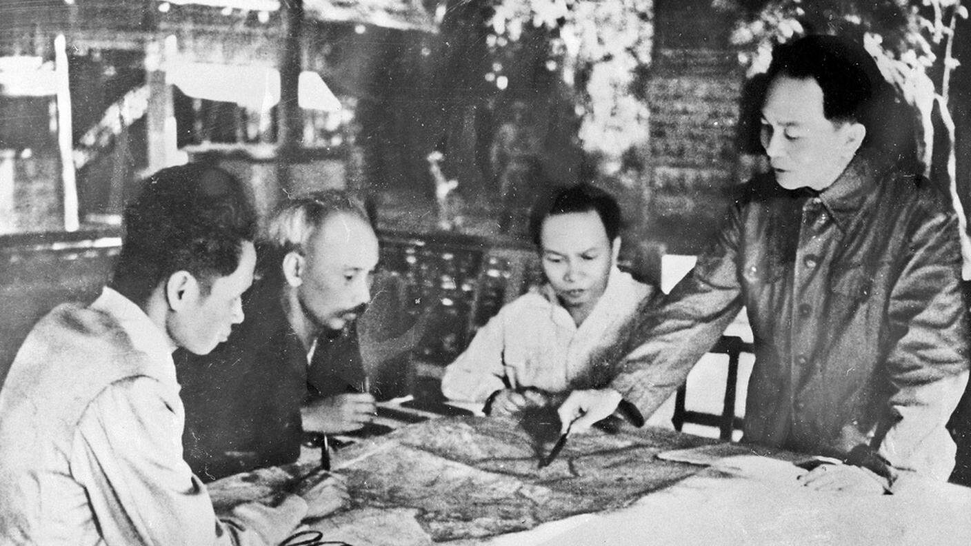 ky_1954 photo, President Ho Chi Minh, second from left, and other Communist Party and government leaders including General Vo Nguyen Giap, right, discuss plan for Dien Bien Phu Campaign.JPG