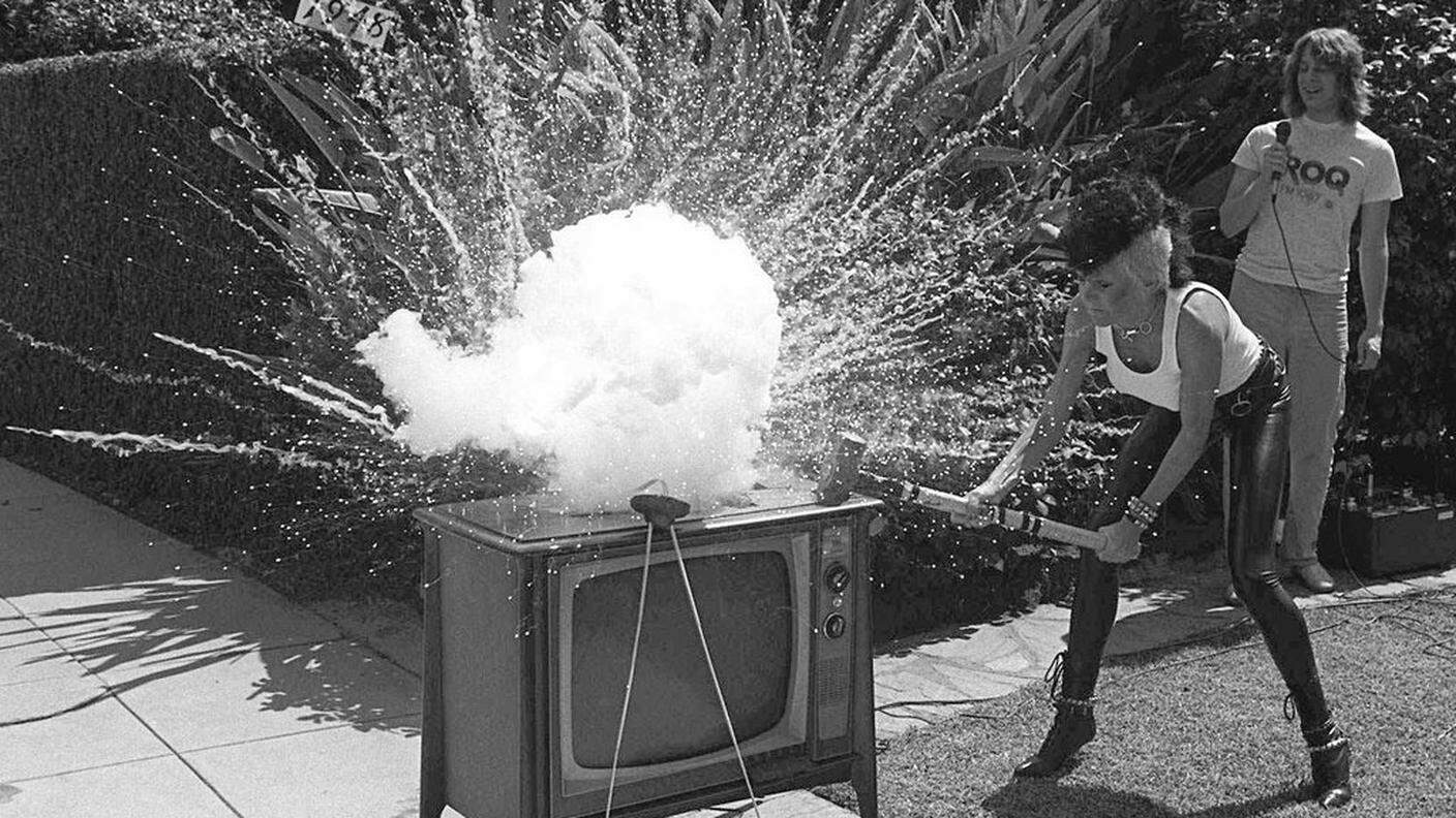 ky_--Punk Rock Star Wendy O. Williams smashes a television set for a radio station contest in Pasadena, Calif., in this June 16, 1981 file photo..JPG