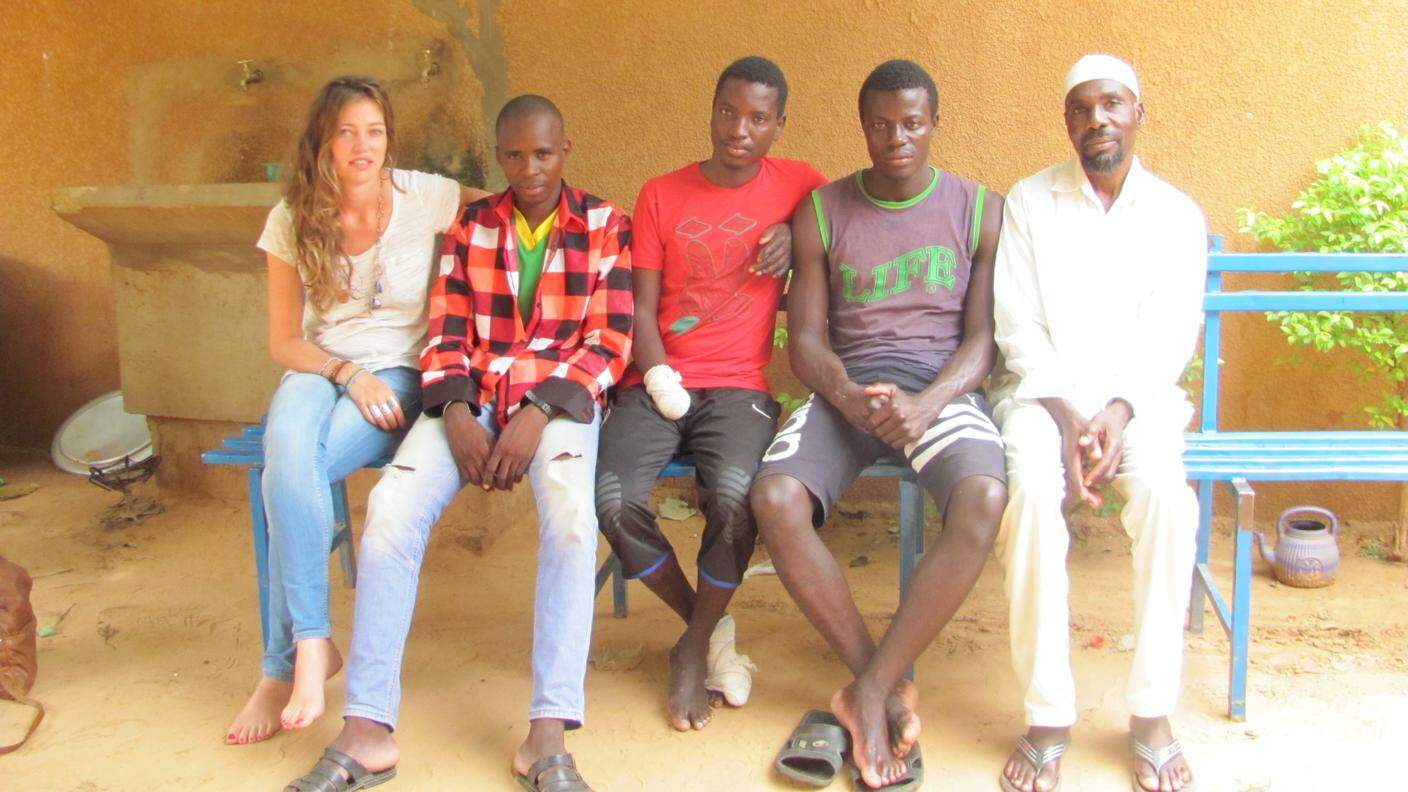 Paloma Casaseca e alcuni migranti al centro IOM di Niamey,.JPG