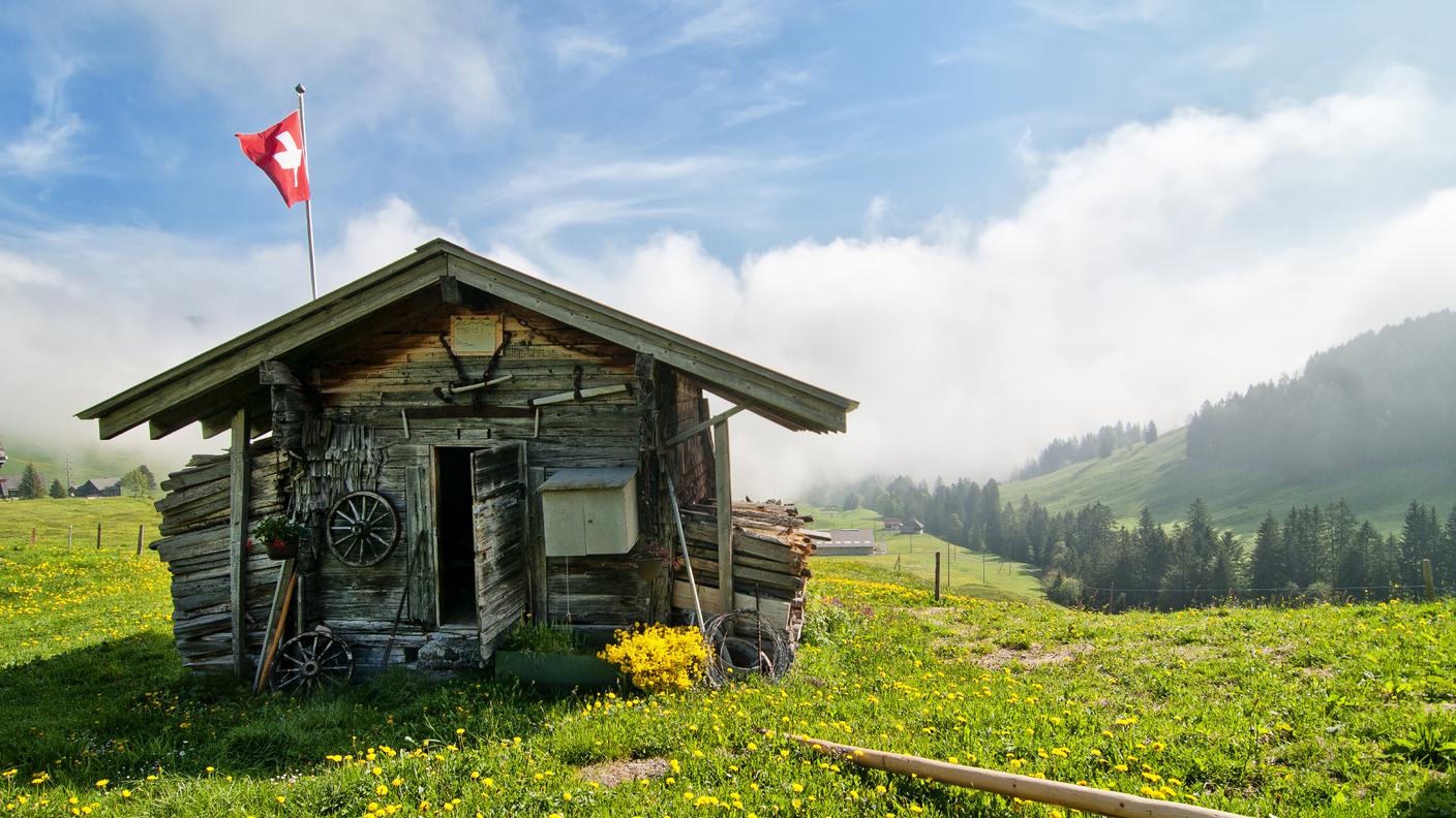 iStock_Svizzera, Stereotipico, Montagna, Capanna, Primavera