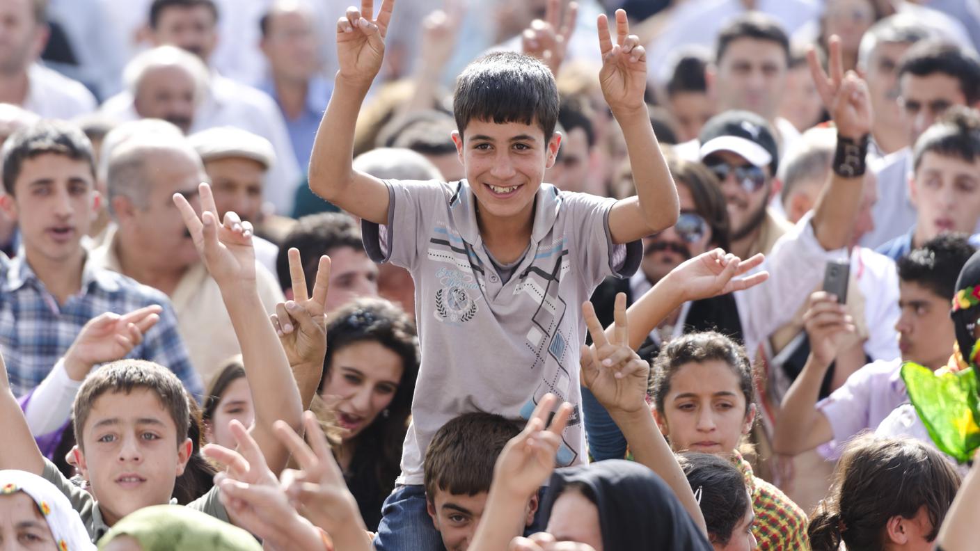 iStock_Bambino, Dimostrazione di protesta, Turchia, Adolescente, Grande gruppo di persone