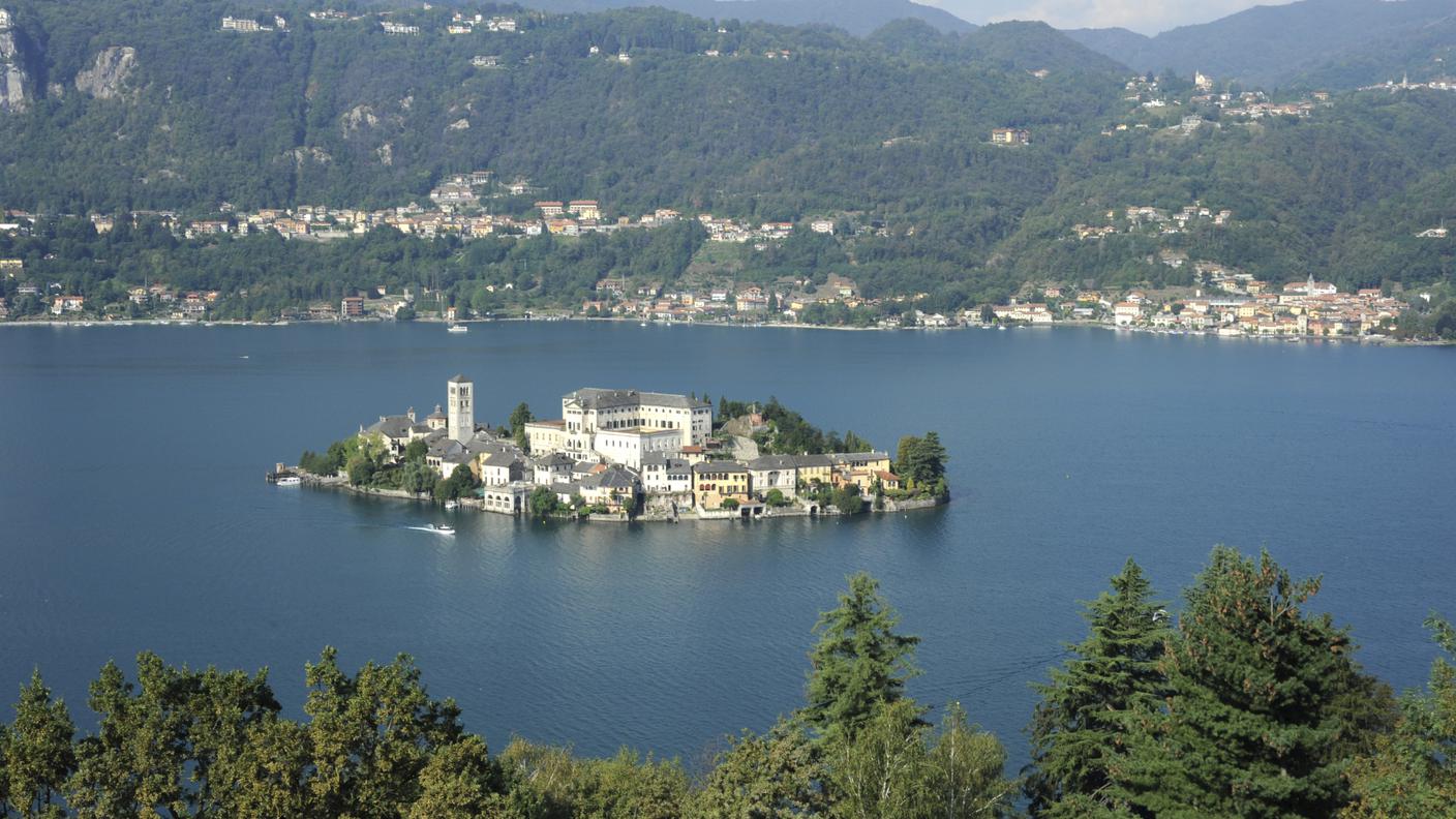 Veduta sull isola di San Giulio nel lago d Orta