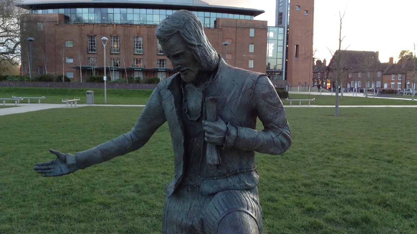 Statua di Shakespeare davanti al royal Shakespeare Theatre a Stratford-upon-Avon