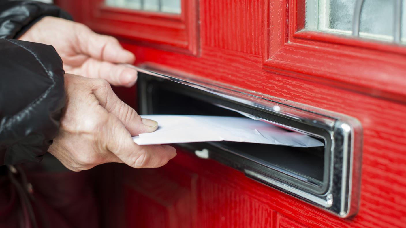 iStock_Postino, Cassetta delle lettere, Lettera, Servizio postale, Cassetta postale per l'invio della posta