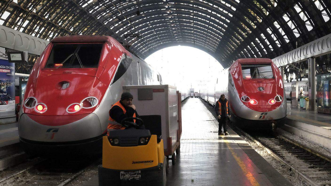 Treni fermi e stazioni deserte questo mercoledì in Italia