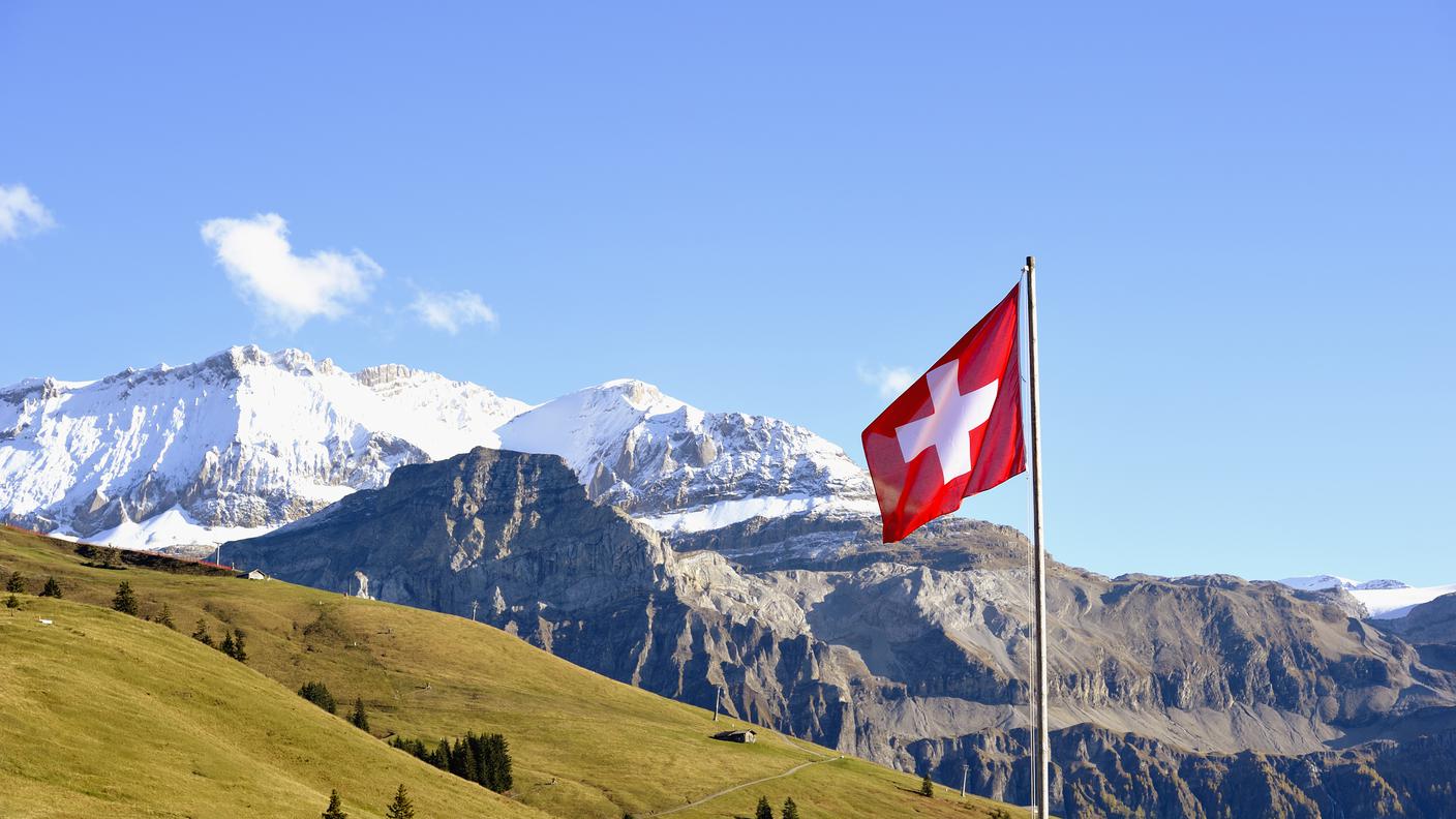 iStock_23209923_XLARGE.jpgSvizzera, Bandiera della Svizzera, Montagna, Cultura svizzera, Bandiera