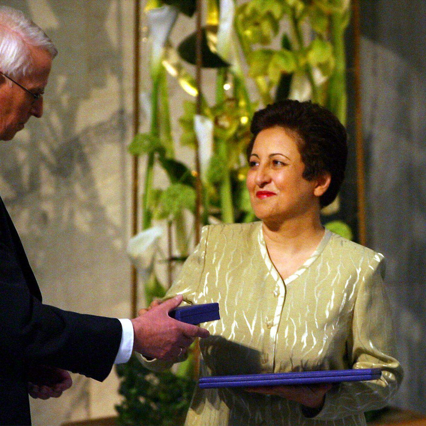 L'attivista iraniana Shirin Ebadi, a destra, riceve il premio Nobel per la pace 2003 durante una cerimonia nel municipio di Oslo