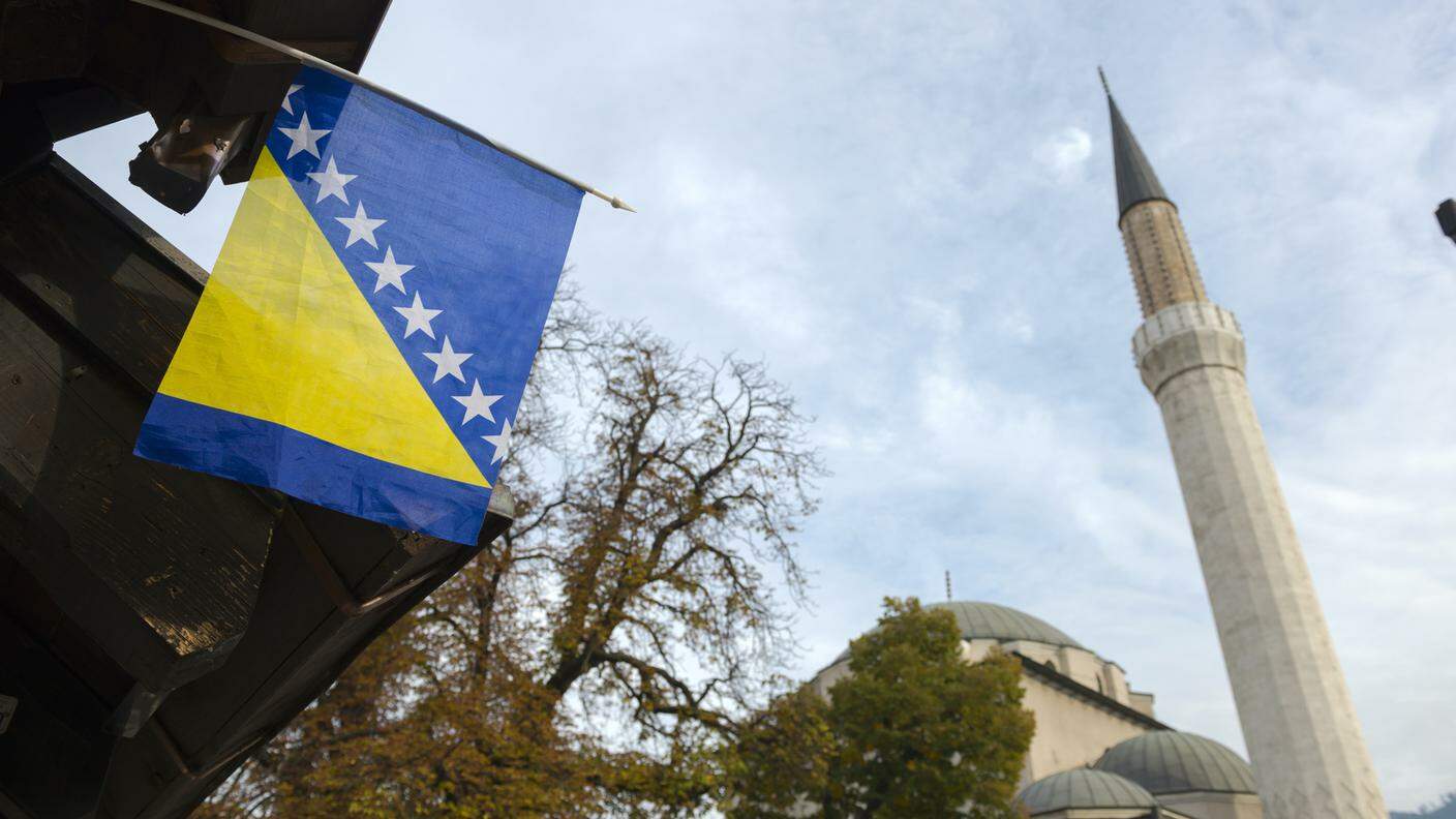 iStock_Bandiera della Bosnia Erzegovina al di fuori di Sarajevo di Gazi Husrev-elemosinare Moschea