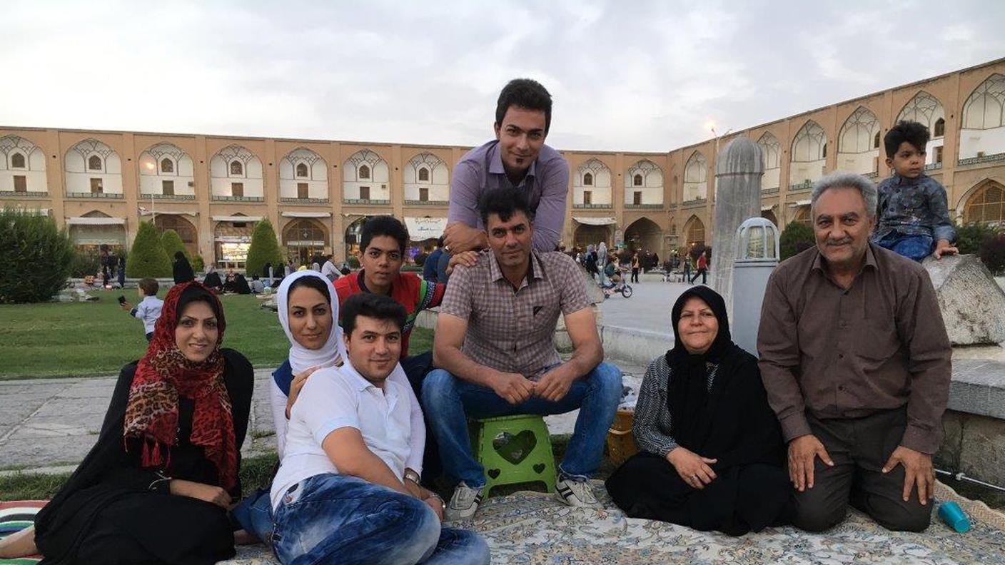 Nella grande Piazza di Isfahan tutto pronto per il  Picnic in attesa della fine del Ramadan