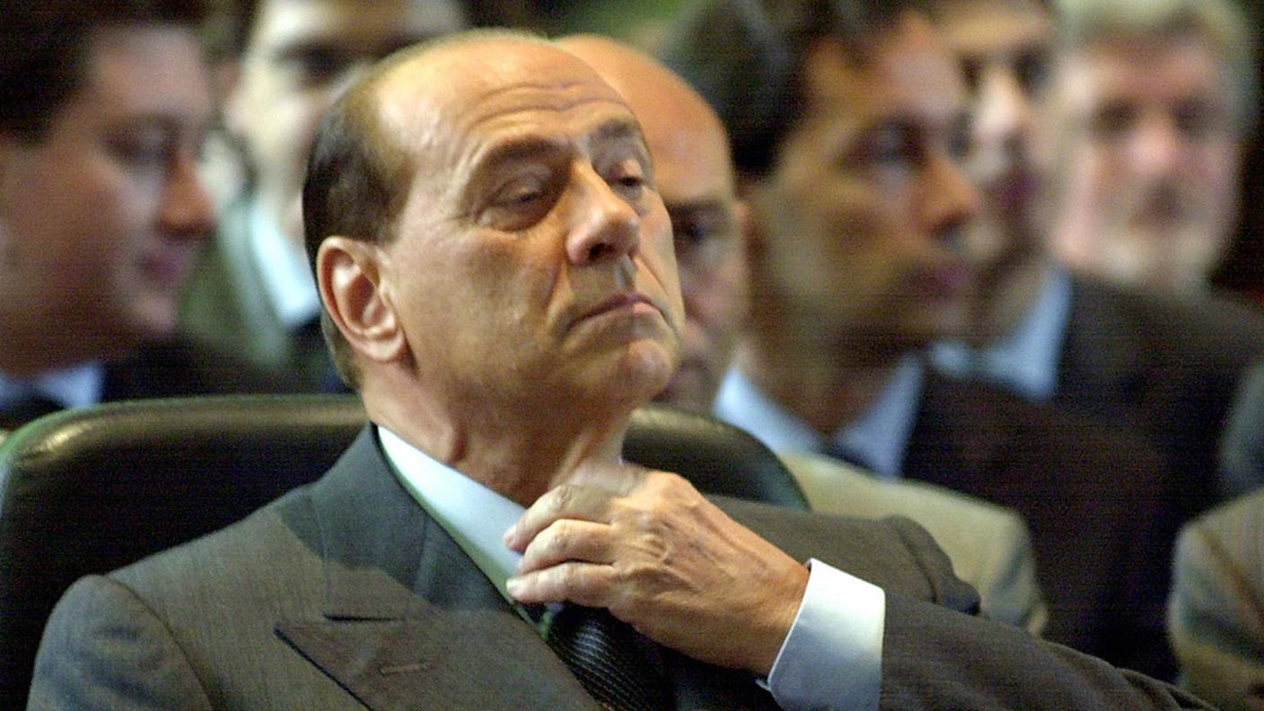 Berlusconi si aggiusta la cravatta in attesa della sentenza (Keystone)