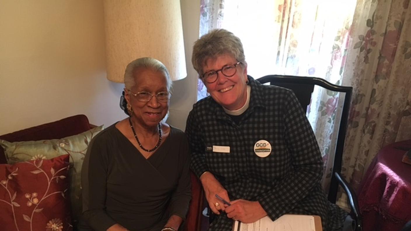 La pastora Rev. della cattedrale episcopale di Cleveland Tracey Lind (destra) con Mildred Cephus abitante della sua  parrocchia.