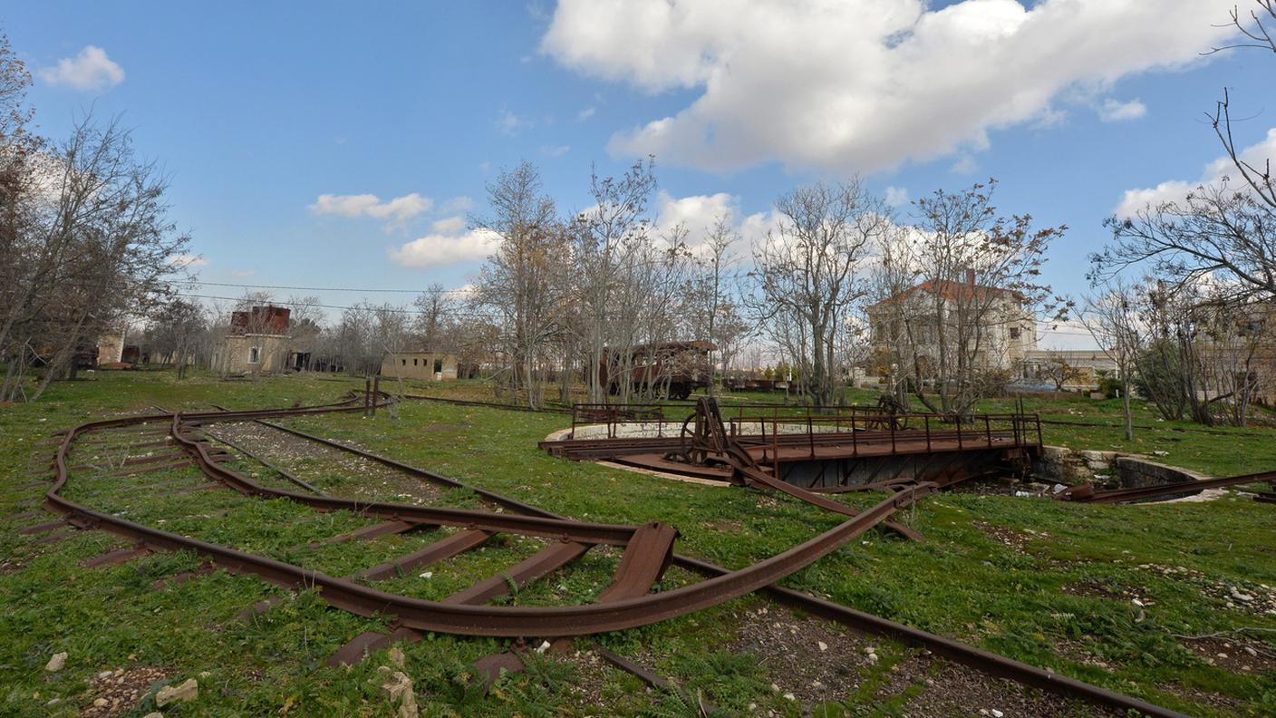 Una ferrovia arrugginita presso la stazione ferroviaria deserta di Rayak, Valle della Bekaa, Libano