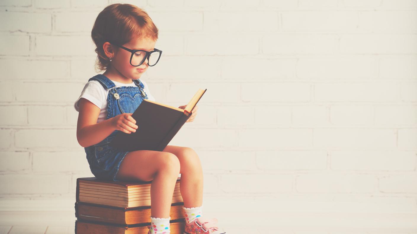 Bambino leggere
