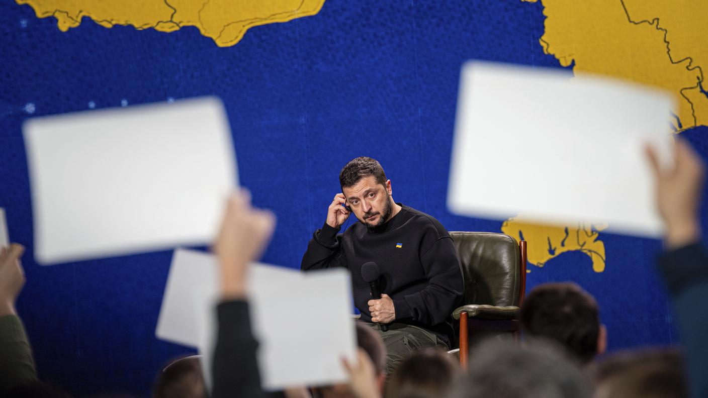 Il Presidente ucraino Volodymyr Zelensky ascolta una domanda di un giornalista durante la conferenza stampa annuale a Kiev, Ucraina