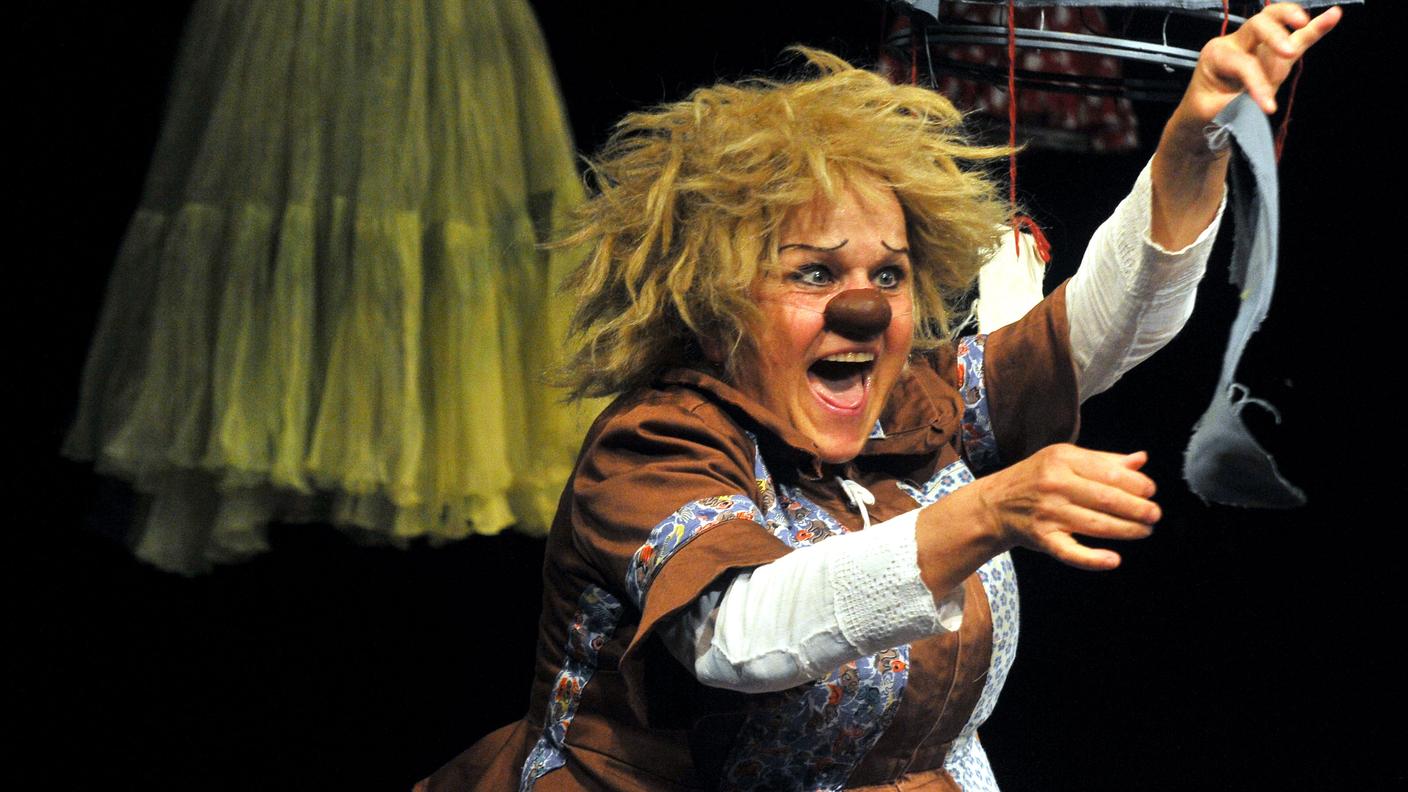 Spettacolo "La Sarta" messo in scena al Teatro Dimitri nel 2011. Nella foto, Gardi Hutter