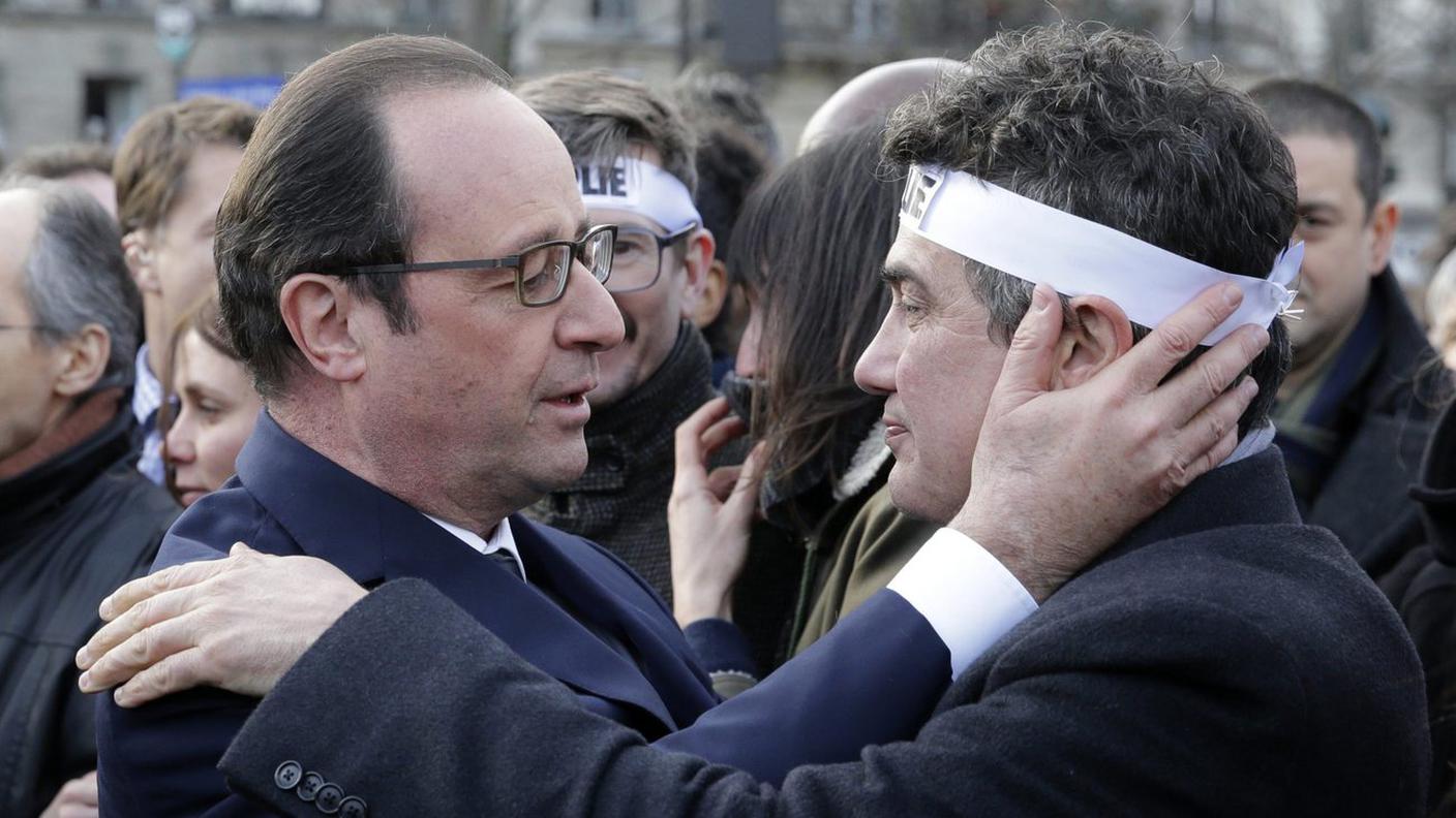L'ex presidente francese François Hollande e Patrick Pelloux alla marcia di solidarietà dopo l'attentato