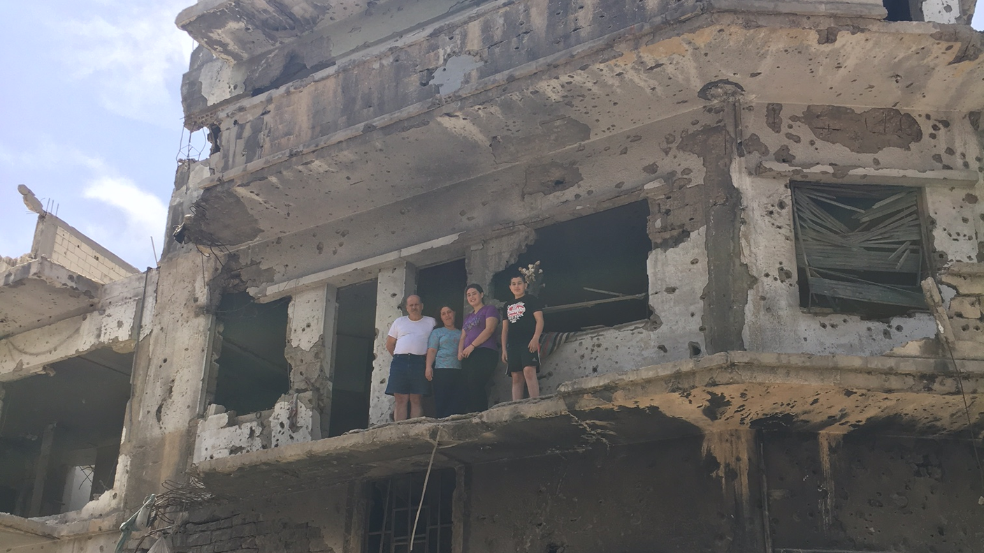 La famiglia En Jabbour sul balcone di  casa nel centro di Homs