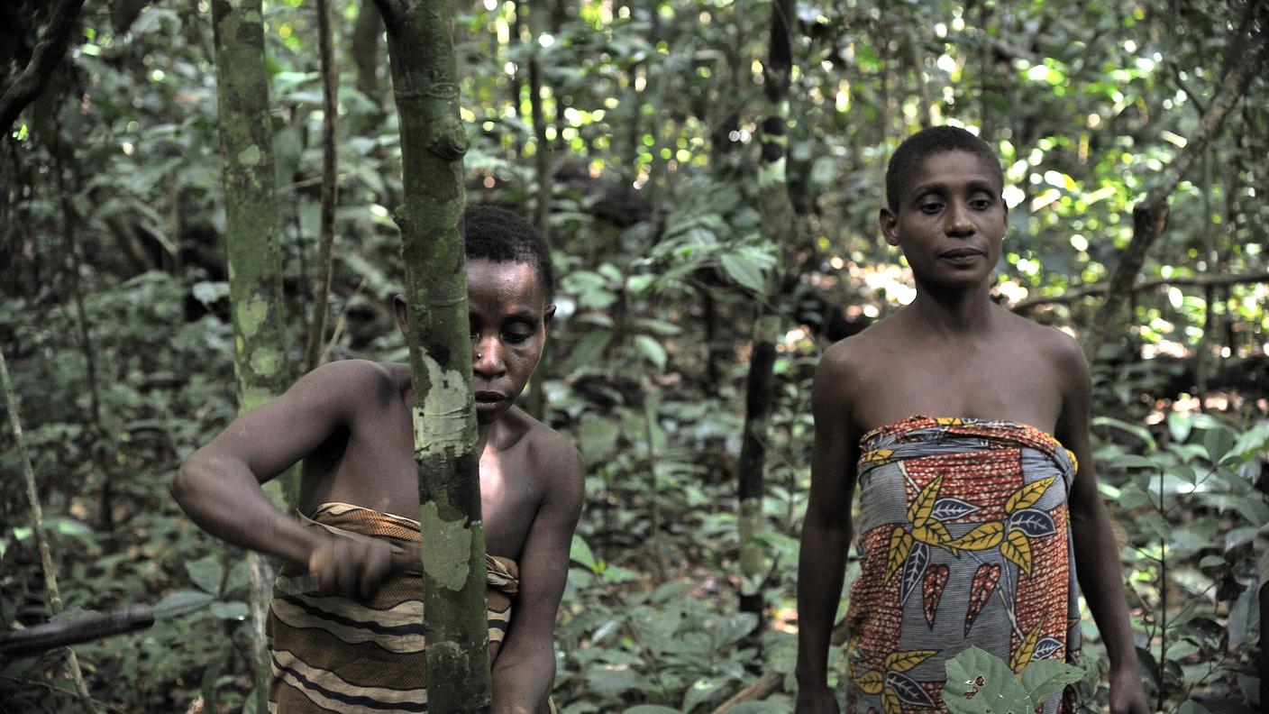 Donne della tribù pigmea "Baka" nella Riserva forestale Dzanga-Sangha