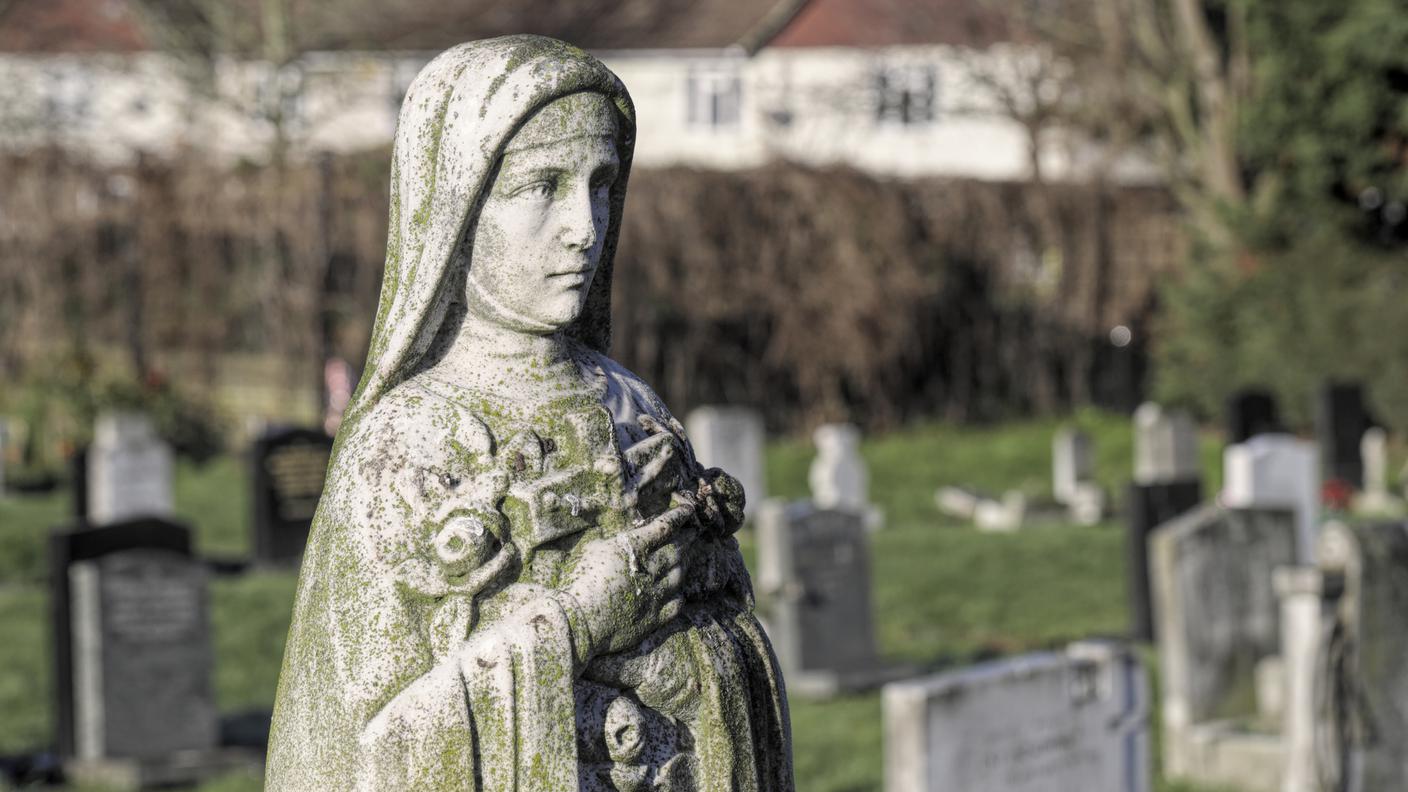 iStock-Santa Teresa di Lisieux e Gesù sulla statua della croce