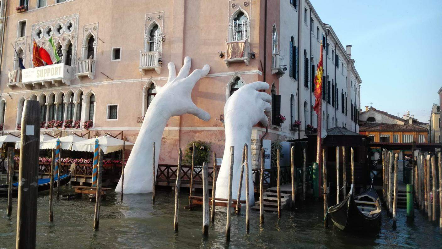 L'opera "Support" di Lorenzo Quinn sul Canal Grande, creata in occasione della 57esima edizione della Biennale di Venezia, 2017 ©Flavia Foradini