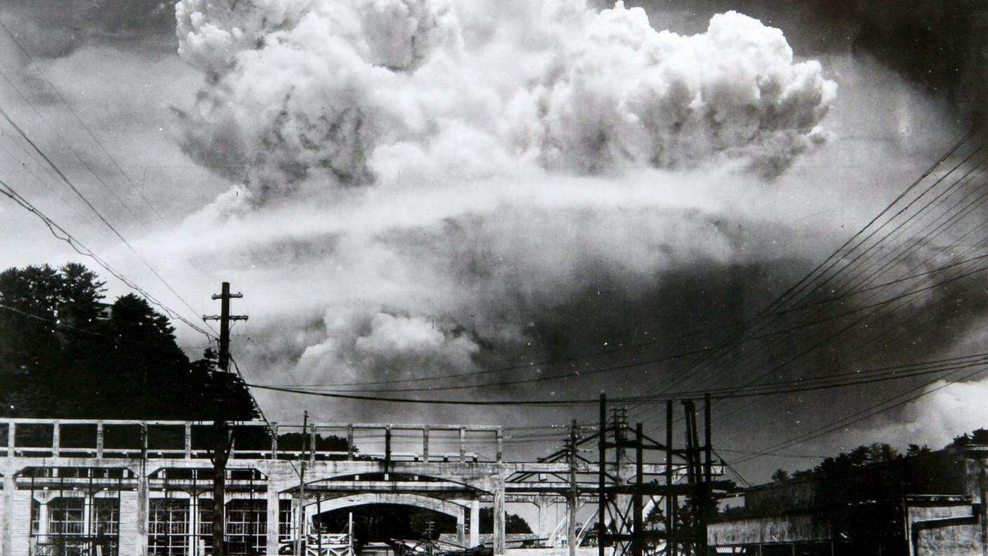 La foto mostra la veduta della nube del fungo atomico fotografata dal terreno del bombardamento atomico del 9 agosto 1945 a Nagasaki.