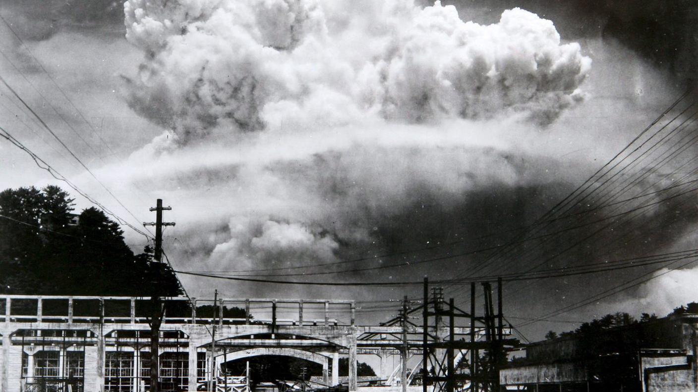 La foto mostra la veduta della nube del fungo atomico fotografata dal terreno del bombardamento atomico del 9 agosto 1945 a Nagasaki.