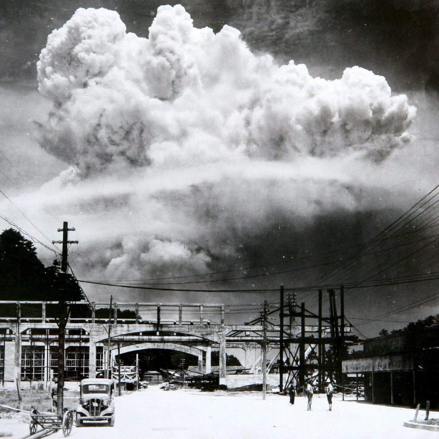 La foto mostra la veduta della nube del fungo atomico fotografata dal terreno del bombardamento atomico del 9 agosto 1945 a Nagasaki.