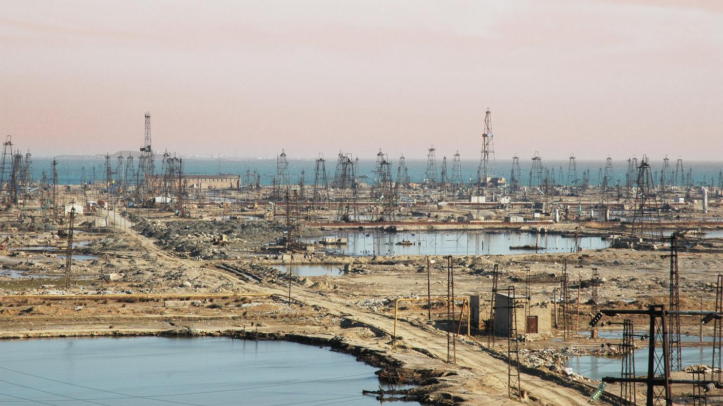 Le torri di perforazione petrolifere sulla spiaggia nei pressi di Baku, Azerbaigian