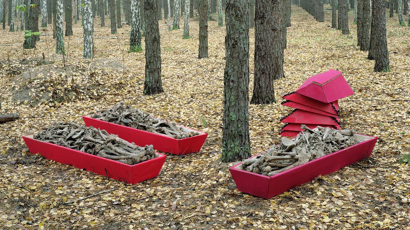 Nel bosco vicino al villaggio di Doubovka dove sono stati rinvenuti i resti di 8000 persone uccise nelle prigioni della polizia politica (Nkvd) 
