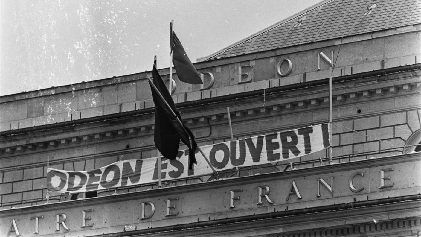 Bandiere rosse al Théâtre de l'Odéon di Parigi, occupato dai dimostranti nel 1968
