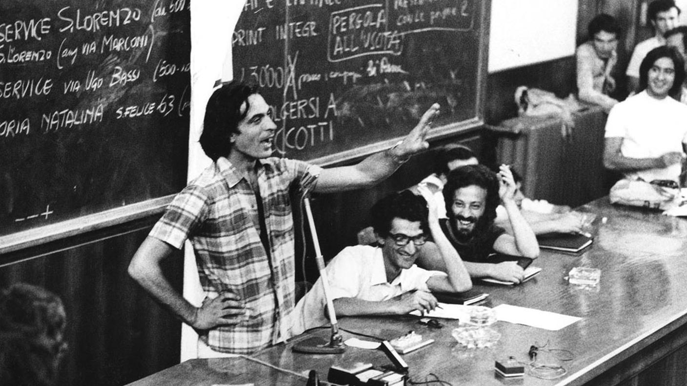 Giairo Daghini parla al convegno di Potere Operaio (alla sua sinistra Toni Negri)