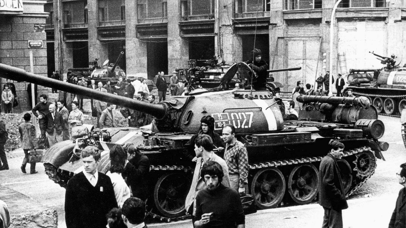 Carri armati sovietici nelle strade di Praga il primo giorno dell'occupazione, il 21 agosto 1968. Il 20 agosto 1968, le truppe dell'URSS, della Polonia, dell'Ungheria, della Bulgaria e della RDT occuparono la Cecoslovacchia. Così la "Primavera di Praga", l'esperimento di una democratizzazione del partito, dello stato e dell'economia, arriva a una fine violenta.