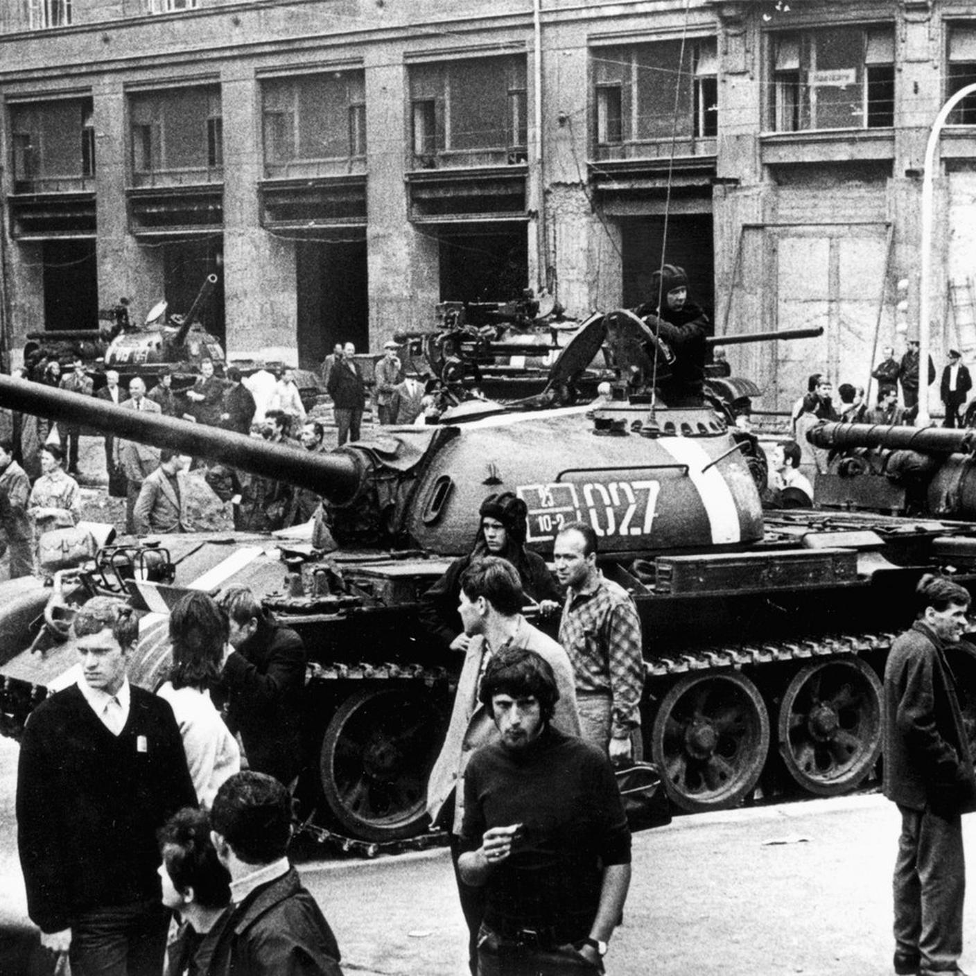 Carri armati sovietici nelle strade di Praga il primo giorno dell'occupazione, il 21 agosto 1968. Il 20 agosto 1968, le truppe dell'URSS, della Polonia, dell'Ungheria, della Bulgaria e della RDT occuparono la Cecoslovacchia. Così la "Primavera di Praga", l'esperimento di una democratizzazione del partito, dello stato e dell'economia, arriva a una fine violenta.